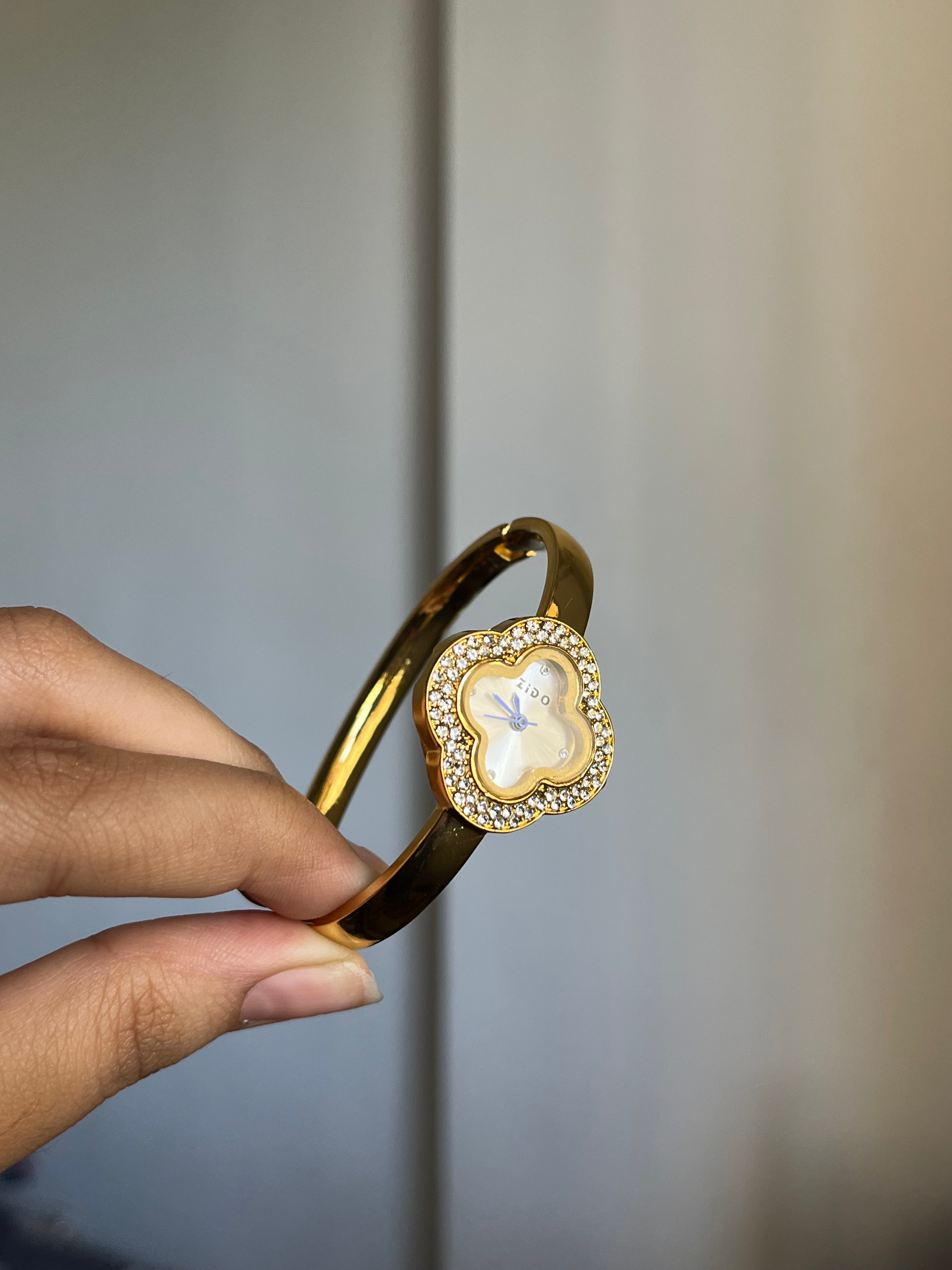 clover watch kada