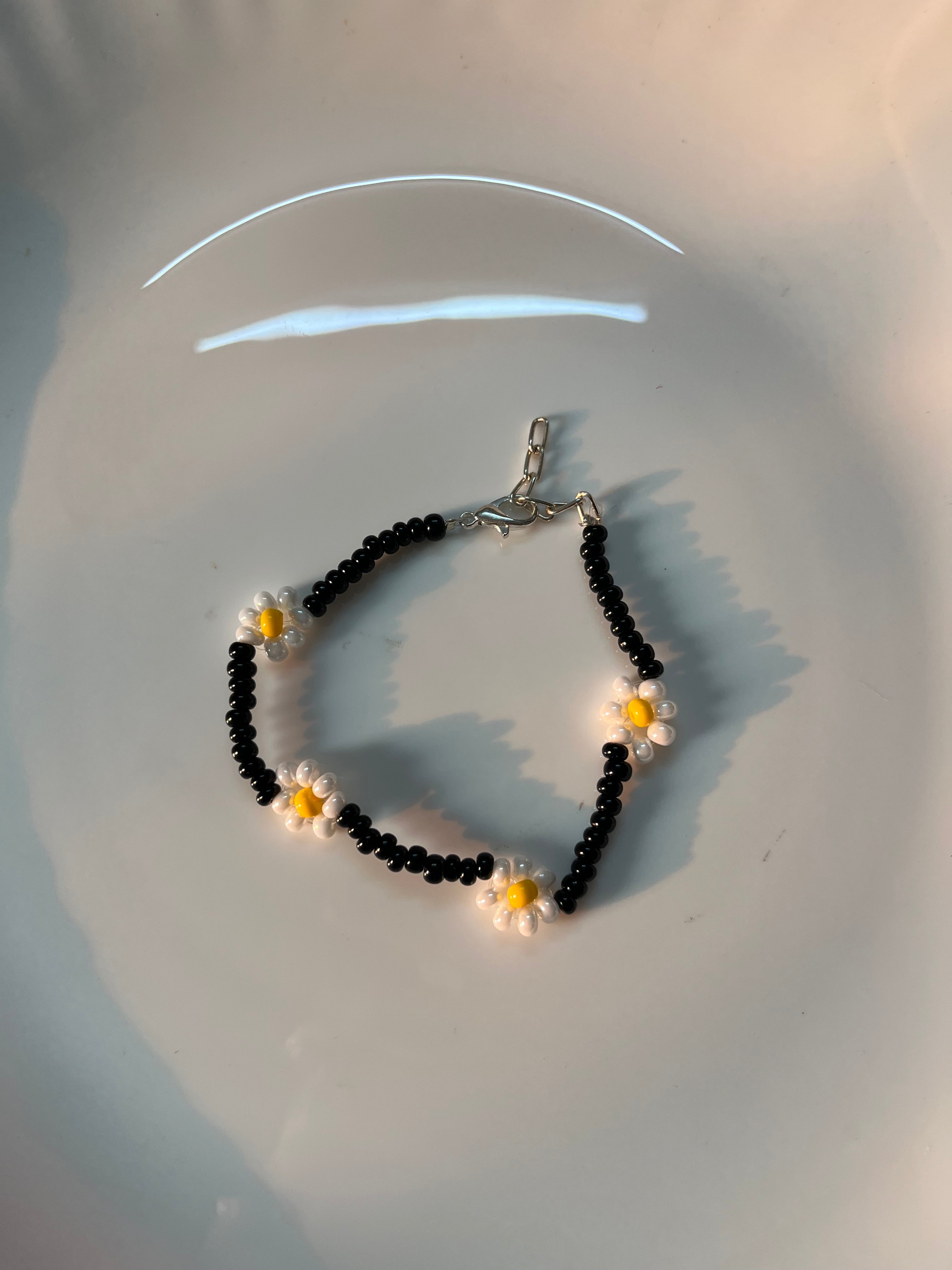black daisy beaded bracelet