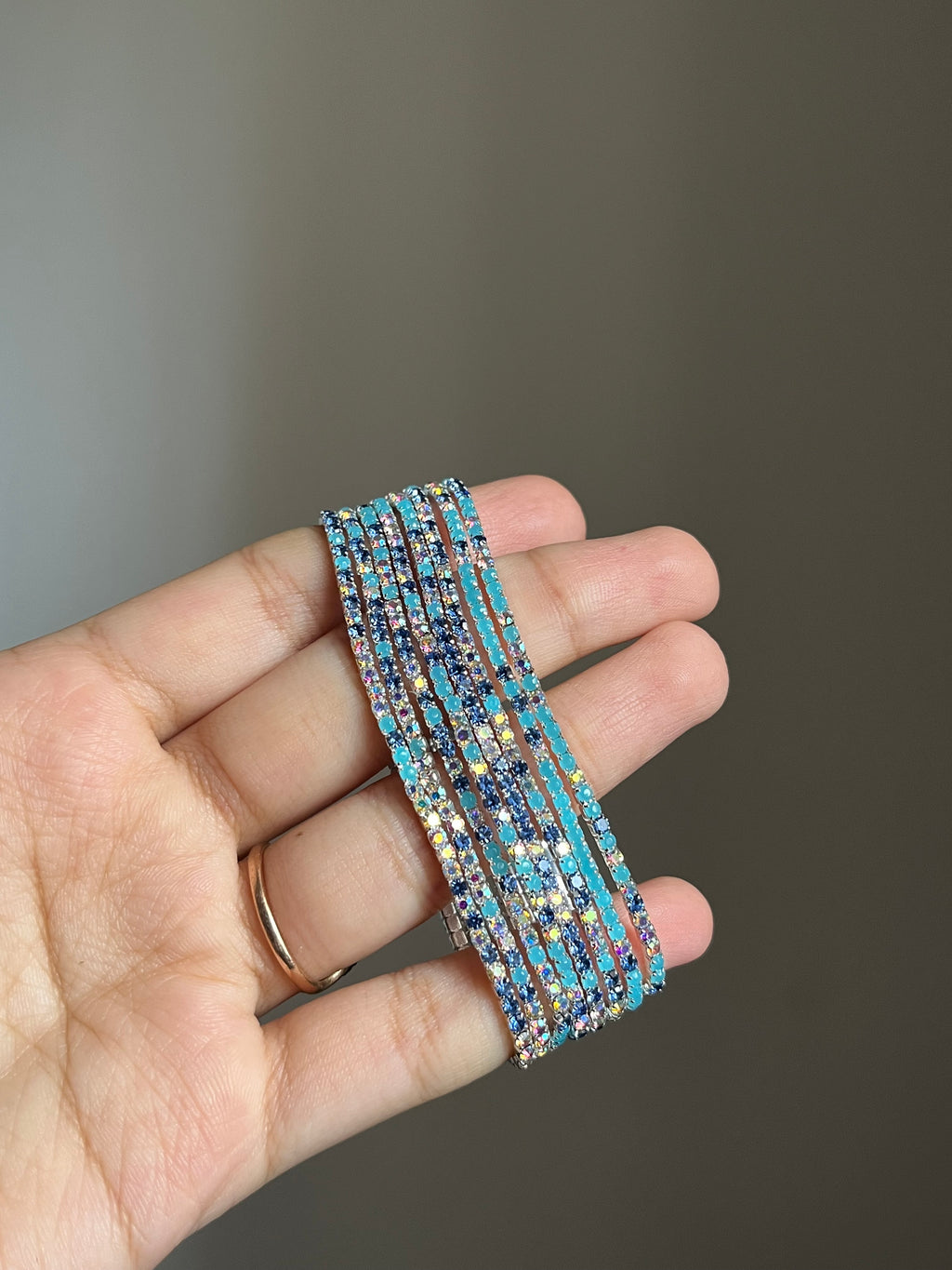 light multiblue sparkling bracelet