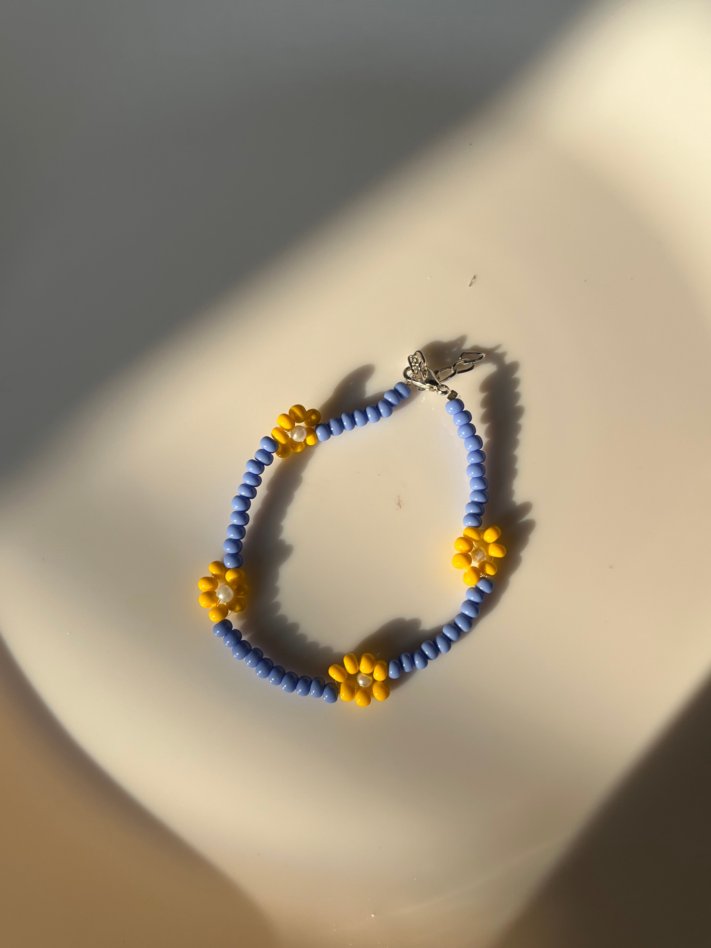 blue beaded daisy bracelet