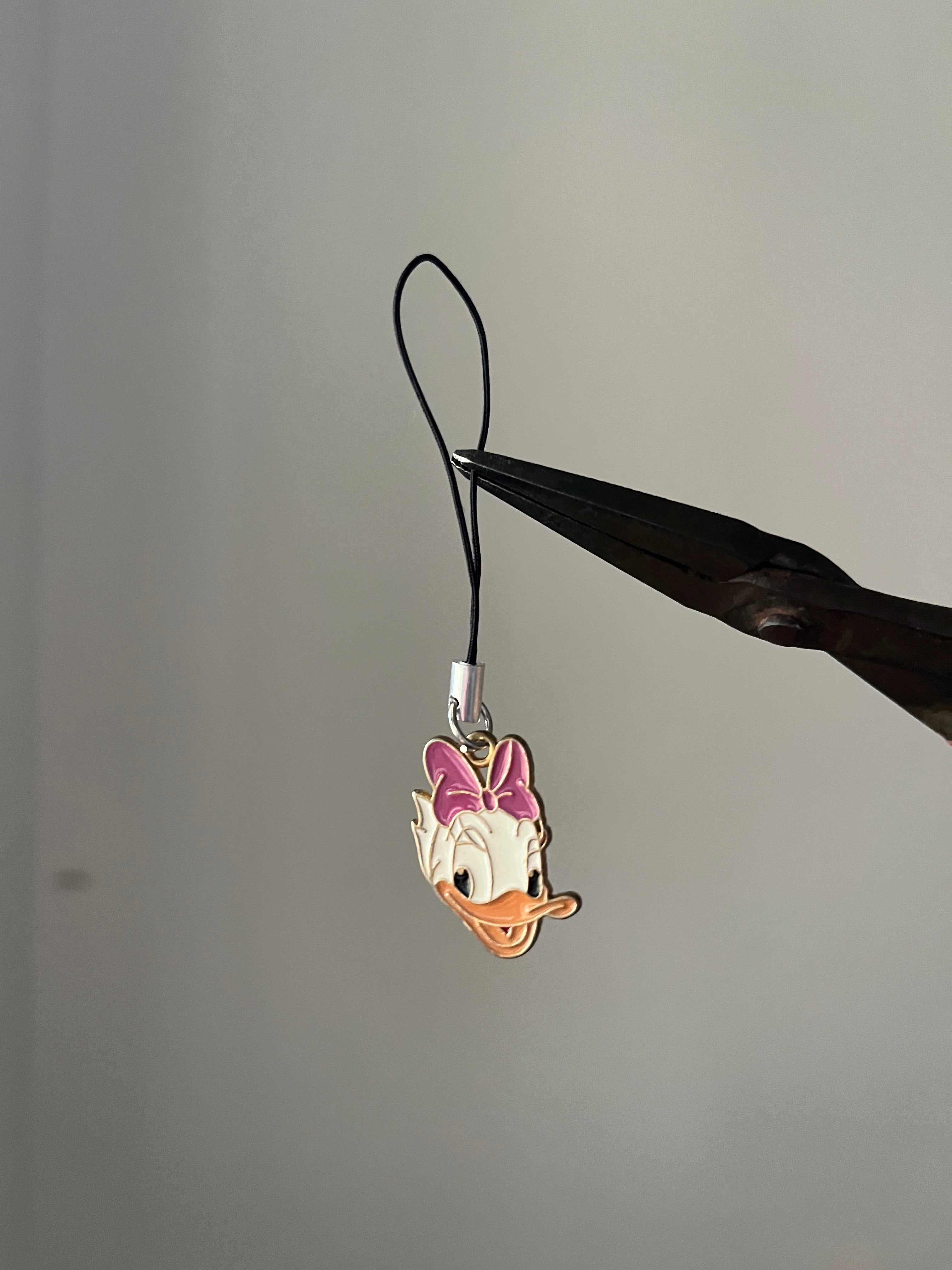daisy duck phone hanging